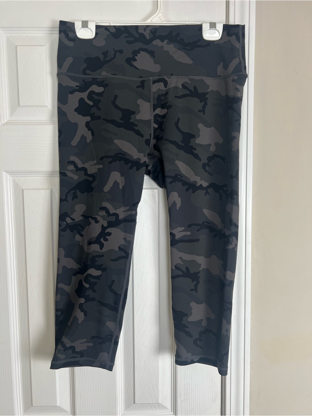 Zyia Active Gray Camo Capri Leggings 14-16 High Rise